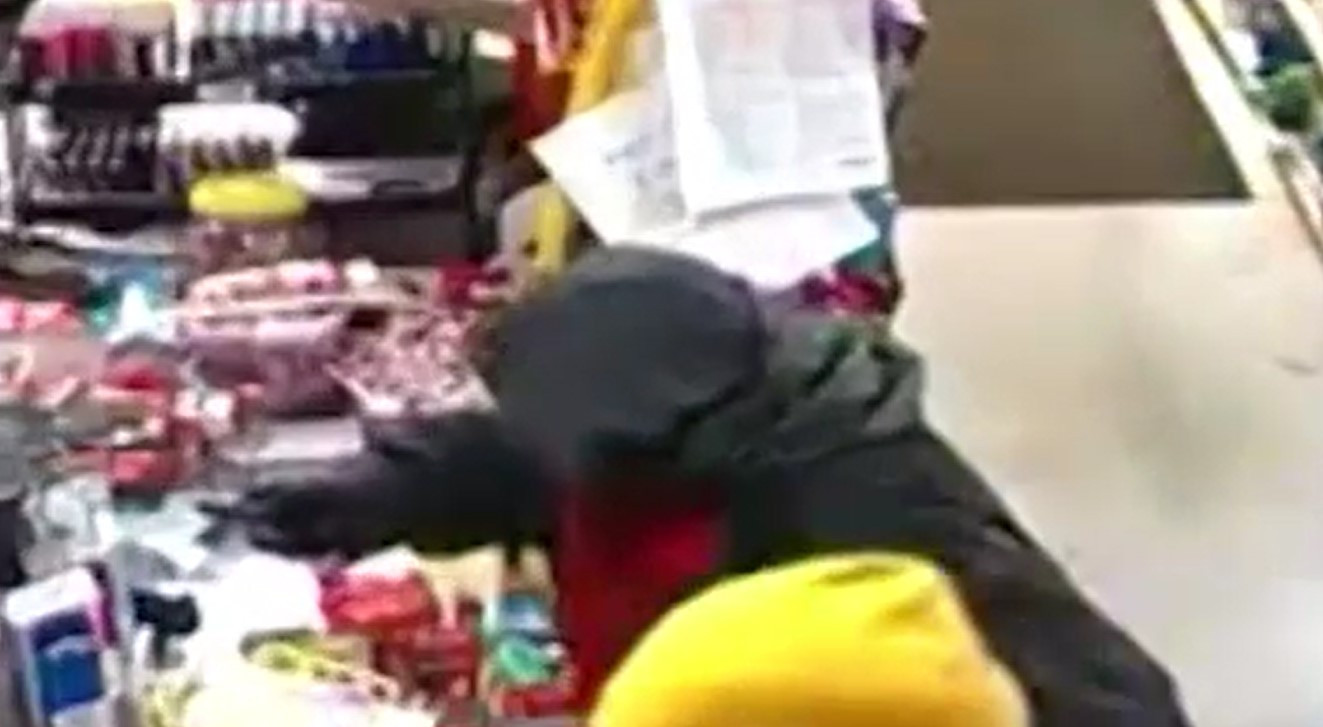 Șocul trăit de un hoț care a vrut să jefuiască un magazin. Ce s-a întâmplat când l-a amenințat pe proprietar cu un cuțit