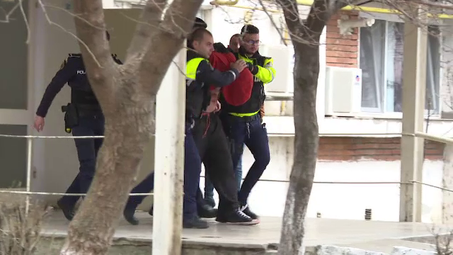 Cum este descris individul din Galați care și-a înjunghiat părinții și a atacat un polițist. Era drogat când a comis faptele