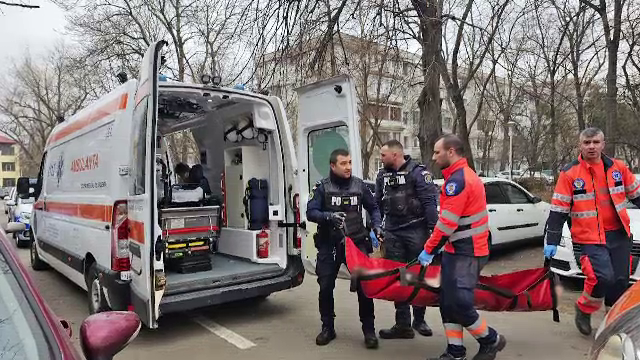 Individul de 33 de ani din Galați care și-a înjunghiat părinții și un polițist era furios că tatăl lui nu îi dădea bani