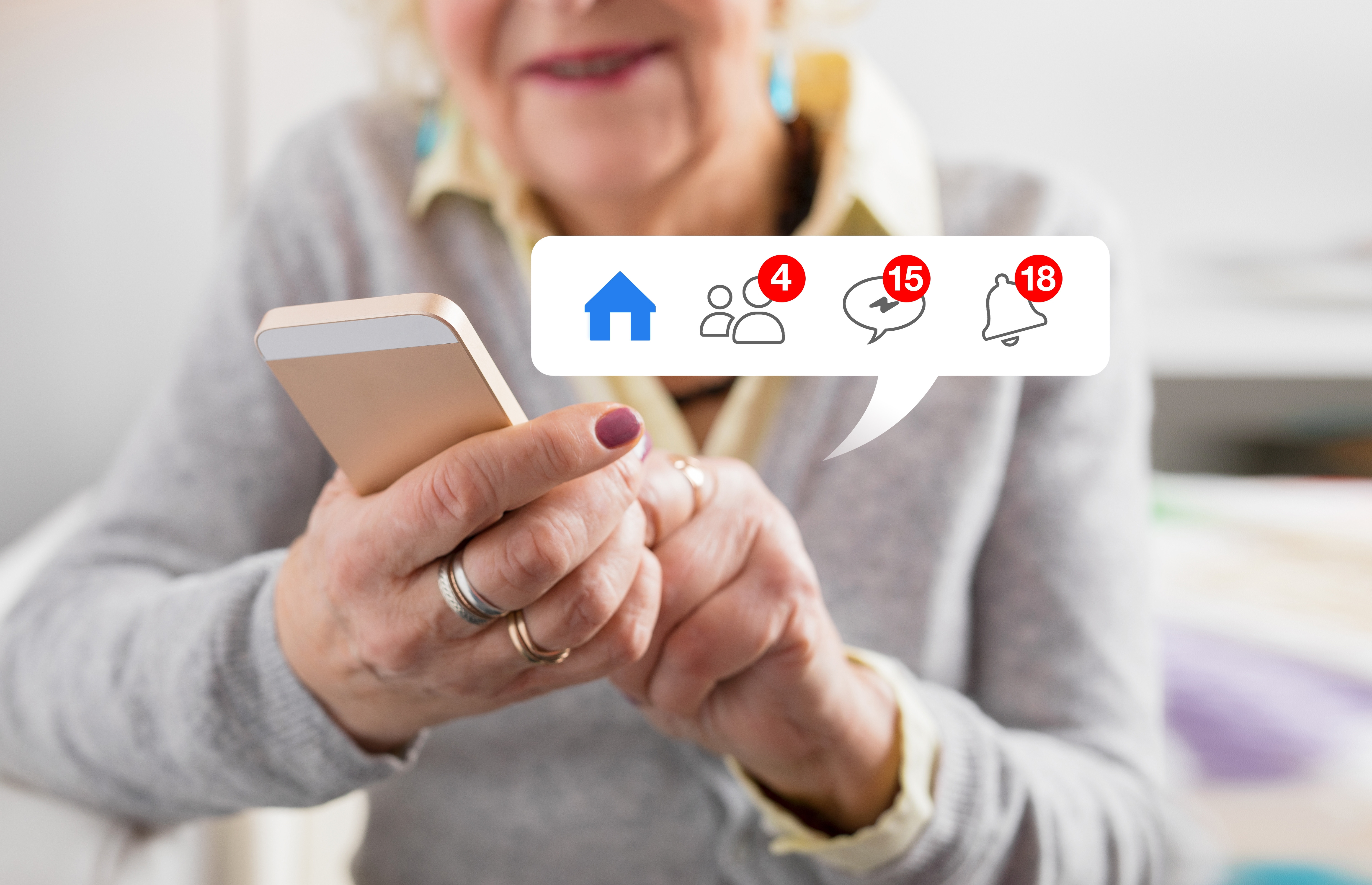 Cum a rămas o pensionară fără 117.000 de euro după ce a cunoscut pe Facebook 3 bărbați de care se îndrăgostise