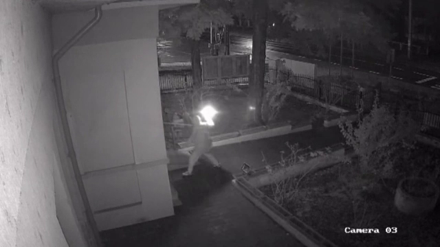 Supărat că nu primește ajutor social, un bărbat din Olt a incendiat ușa Primăriei. De ce nu îndeplinește condițiile