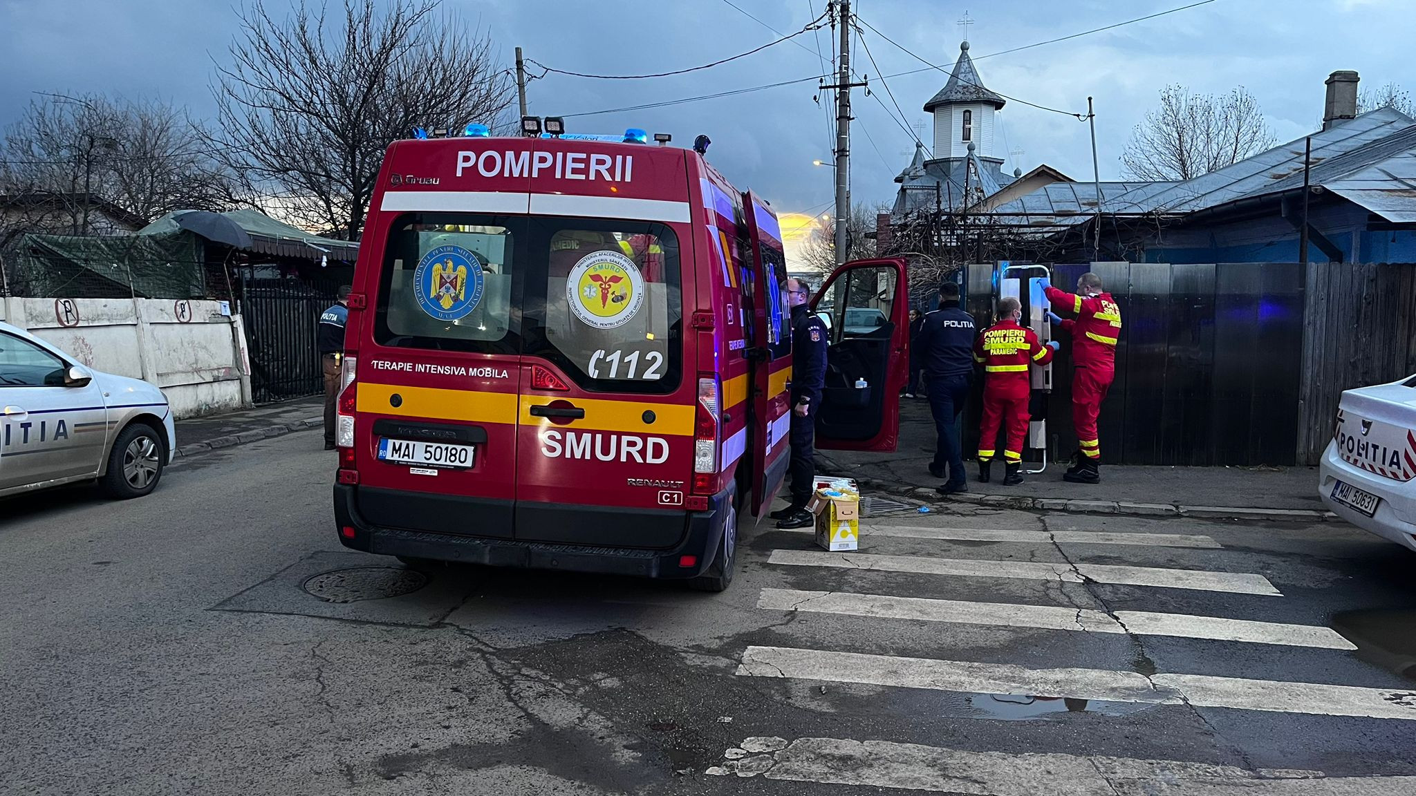 Un bărbat din București s-a stropit cu benzină pe el și fosta iubită, apoi a dat foc. Mama femeii s-a ars încercând să ajute