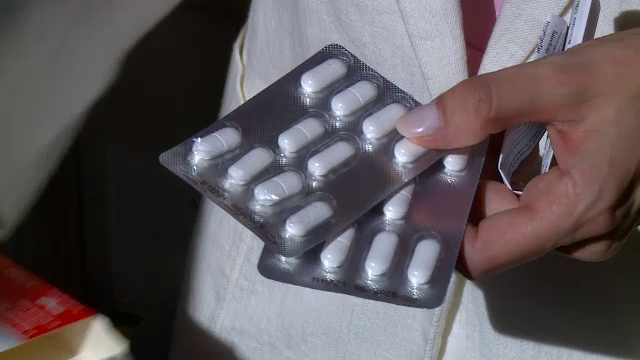 Doar bolnavii cu bani din România mai au o șansă la viață. De ce au dispărut medicamentele vitale pentru cei cu boli grave