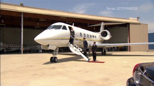 Tot mai mulți români cu posibilități financiare pleacă în călătorii cu avioane private. Cât costă un zbor