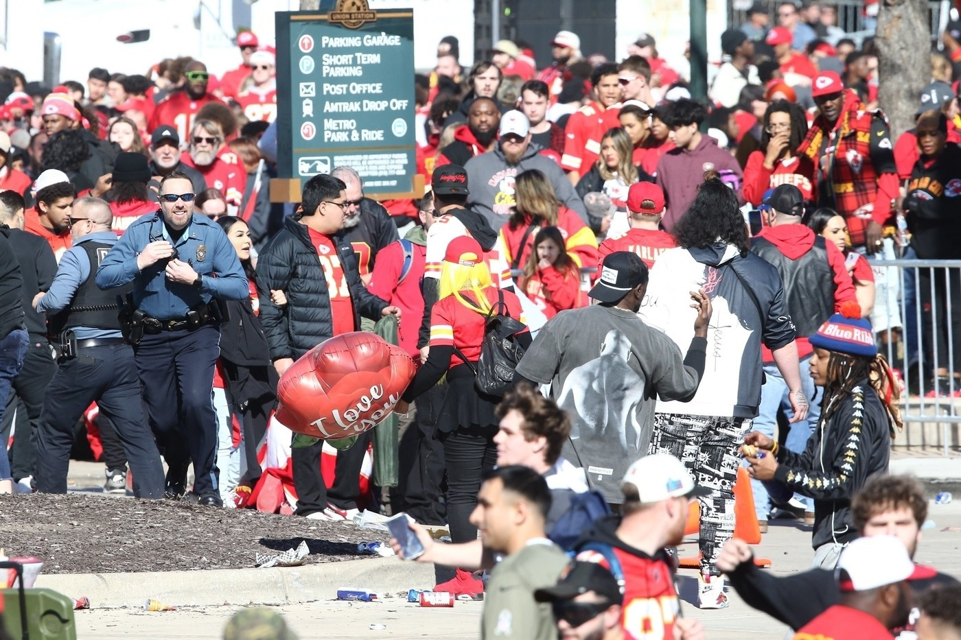 Focuri de armă la parada câștigătorilor Super Bowl, în SUA. Martor: „Dintr-o dată oamenii au început să se înghesuie„