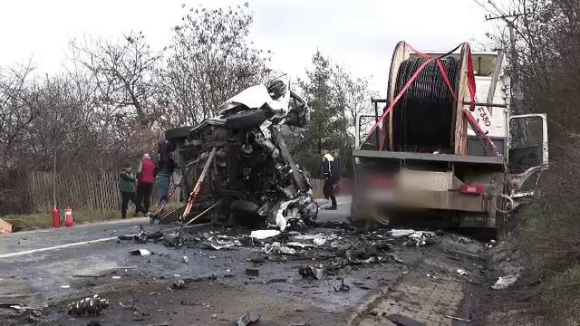 O autoutilitară s-a făcut zob pe șoseaua de centură a orașului Târgu Mureș. Șoferul a murit
