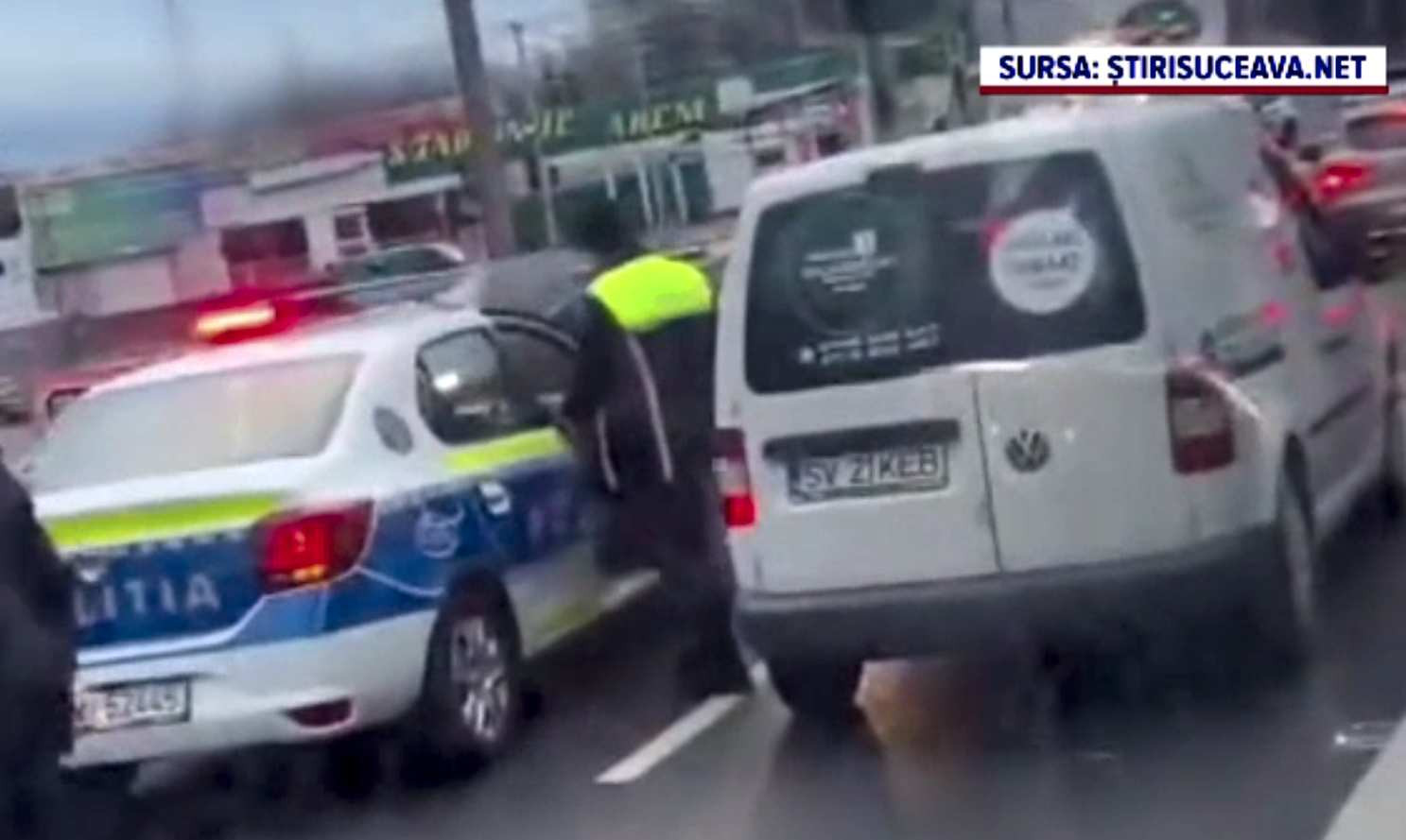 Adolescent din Suceava, prins după ce a furat două mașini, în doar câteva ore. Polițiștii l-au înconjurat