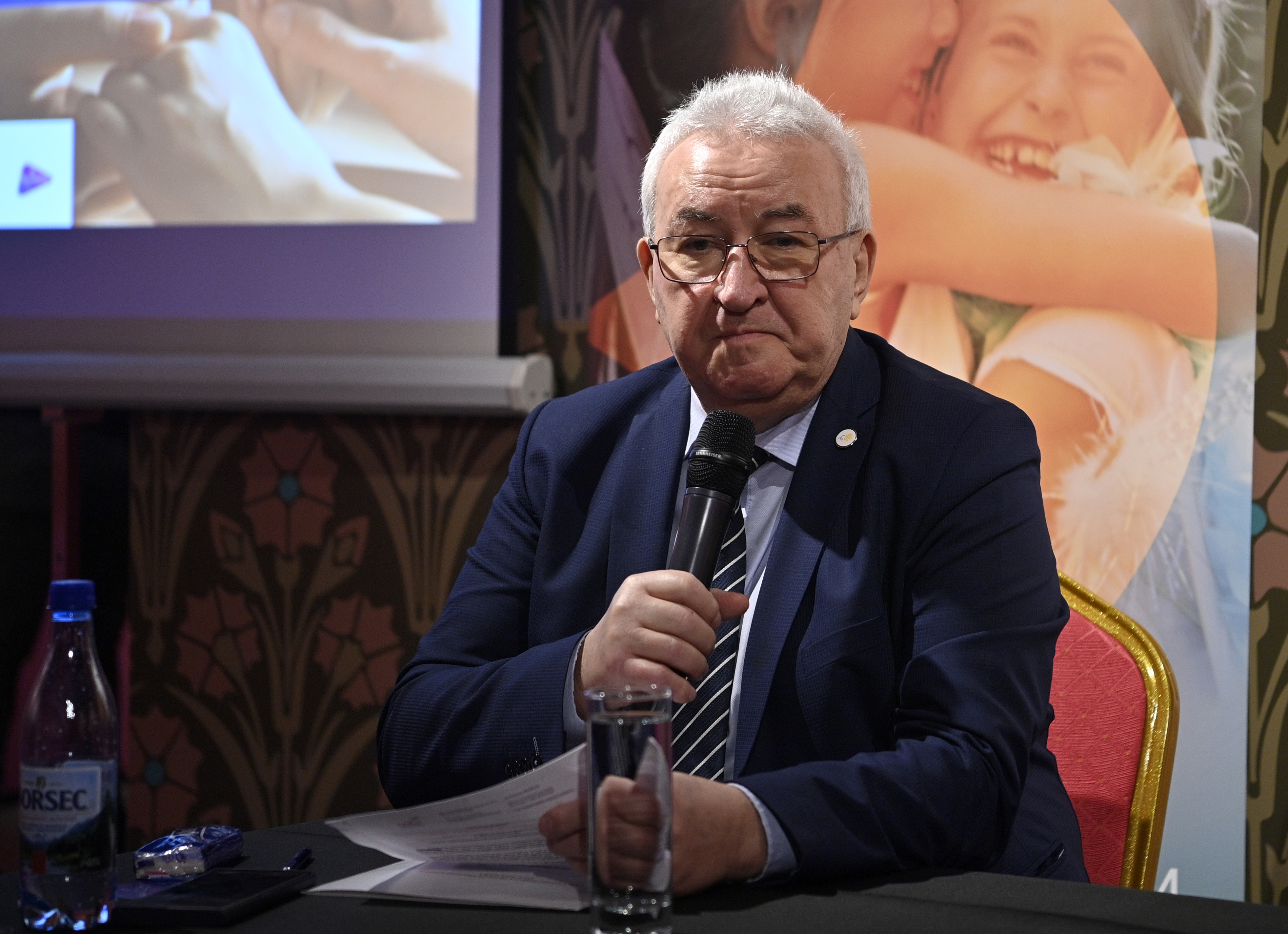 Copiii bolnavi de cancer „sunt amânaţi până la calendele greceşti”, spune Cezar Irimia. Lipsa banilor îi pune în pericol