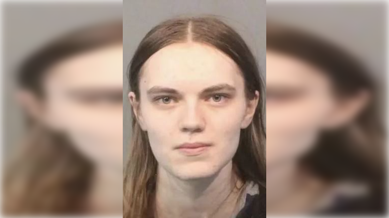 O adolescentă și-a ucis cu brutalitate tatăl și fratele. Incredibil ce a spus când a sunat la poliție