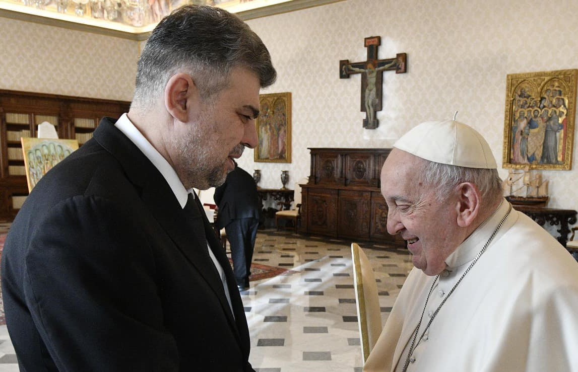 Papa Francisc l-a primit în audiență pe prim-ministrul României. Ce cadou i-a făcut suveranul