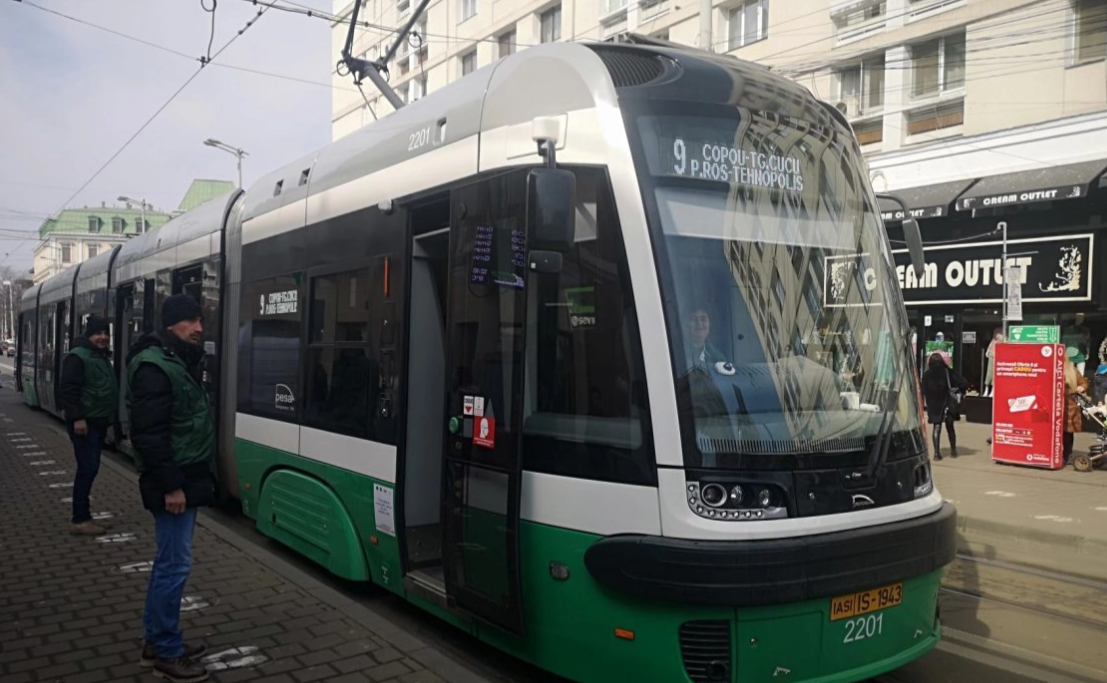 Un vatman din Iași a ajuns la spital după ce a mirosit sacoșa uitată de o femeie. Călătorii au fost stropiți cu o substanță