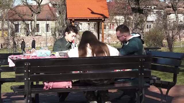 Un student de 23 de ani ajută elevii să învețe matematică, gratuit. Orele se țin în aer liber. „E dragostea vieții mele”