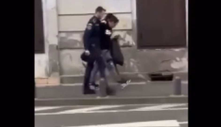 Ce a pățit un individ care flutura un pistol cu amortizor pe stradă, în Arad