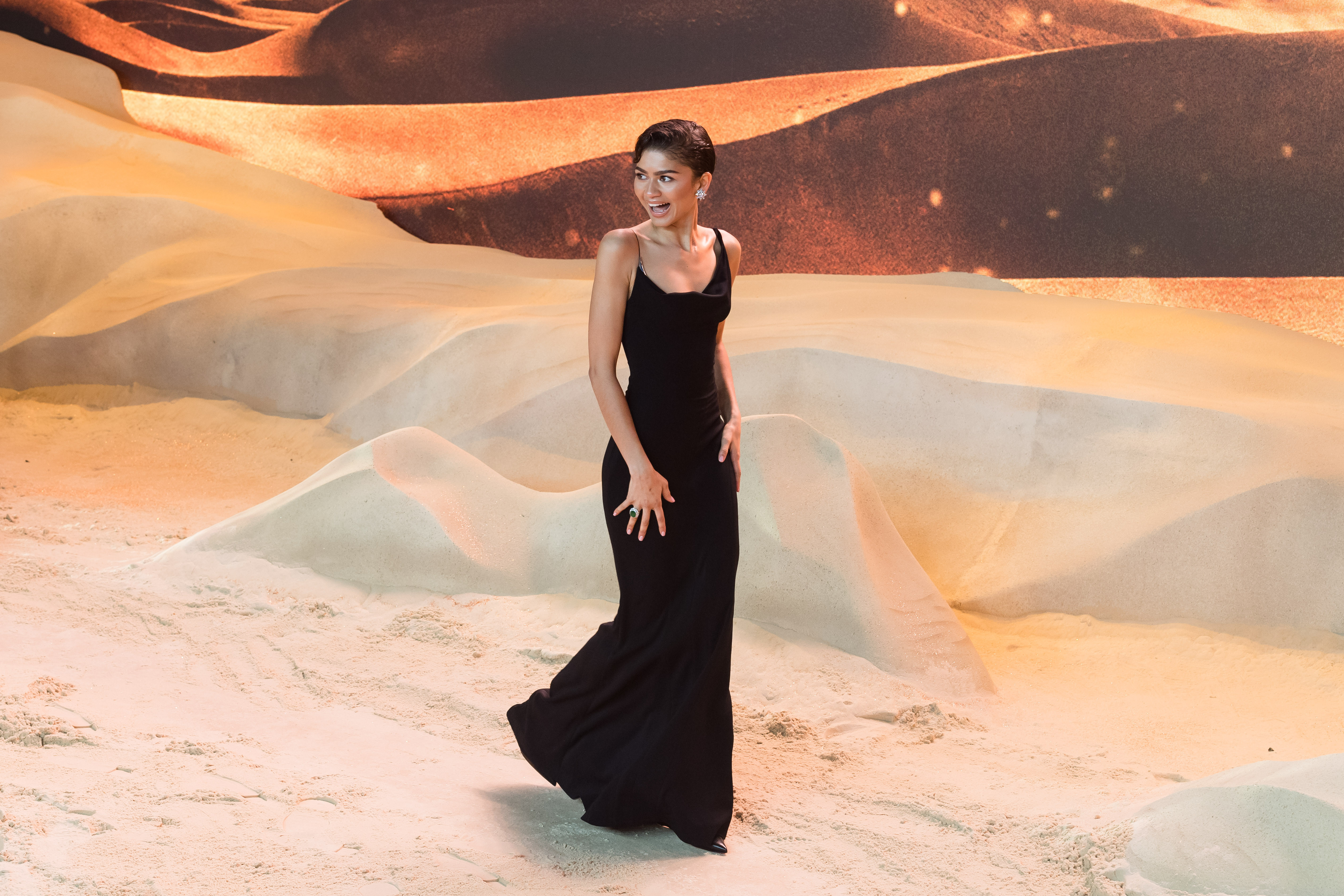 Ce ținută spectaculoasă a purtat Zendaya la a doua premieră a filmului „Dune”. Actrița a atras toate privirile | GALERIE FOTO