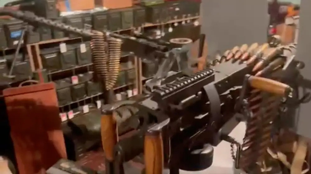 Un bărbat din California a fost prins cu un milion de cartușe și 248 de arme deținute ilegal în casa sa