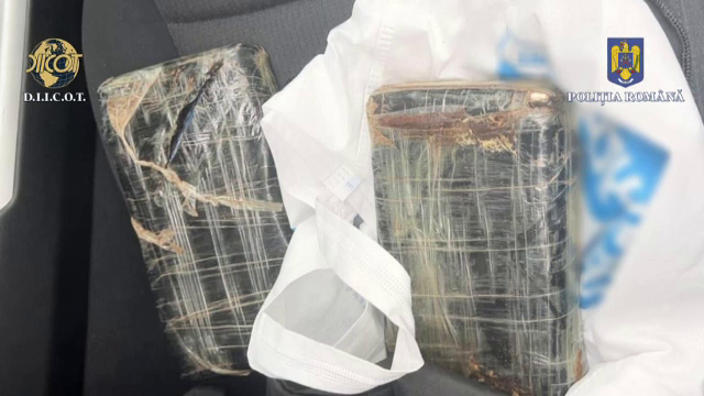 Traficanți prinși în flagrant în timp ce vindeau cocaină. Drogurile valorau 70.000 de euro