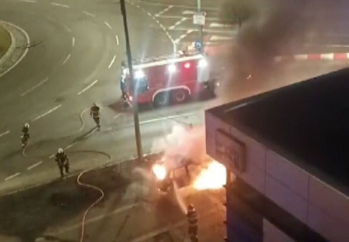 Un bărbat beat și fără permis a intrat cu mașina într-un excavator parcat, în centrul Brașovului. Ambele vehicule au luat foc