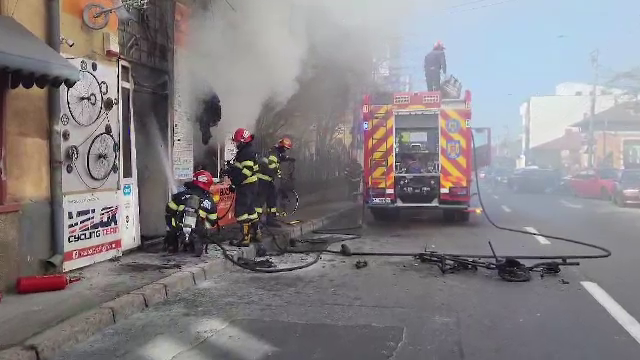 Un bărbat este în stare critică după un incendiu violent urmat de o explozie, la un magazin de piese auto din Pitești