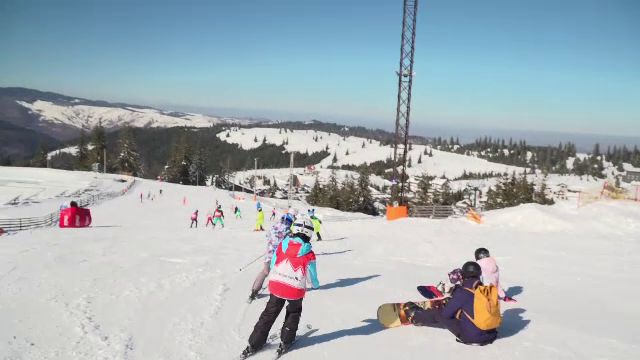 Tabere de schi și cursuri de supraviețuire pentru copii la munte. Cât costă distracția pentru 5 zile