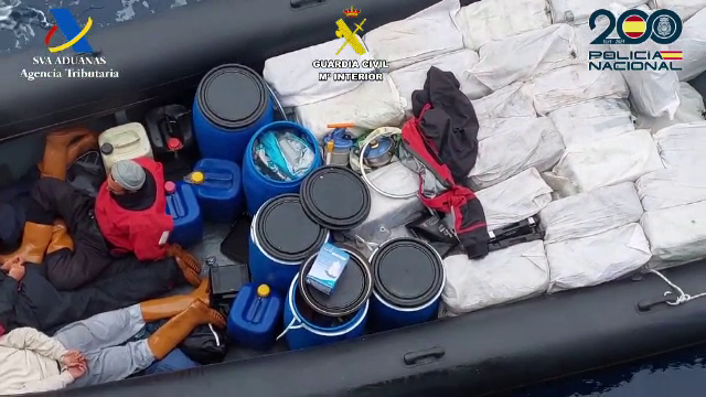 Filmul unei operațiuni spectaculoase de capturare a unui transport de 4 tone de cocaină în Spania. Un român a fost reținut
