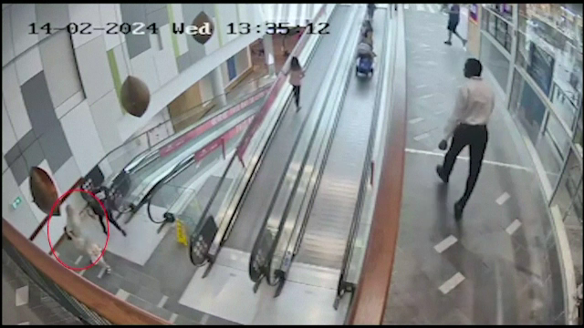 Un hoț care jefuise o persoană la un bancomat a fost oprit de o femeie cu un copil. Acesta a renunțat la pradă