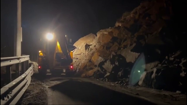 Trafic blocat pe Transalpina din cauza bolovanilor căzuți de pe stânci. Zona în care a fost afectată circulația rutieră