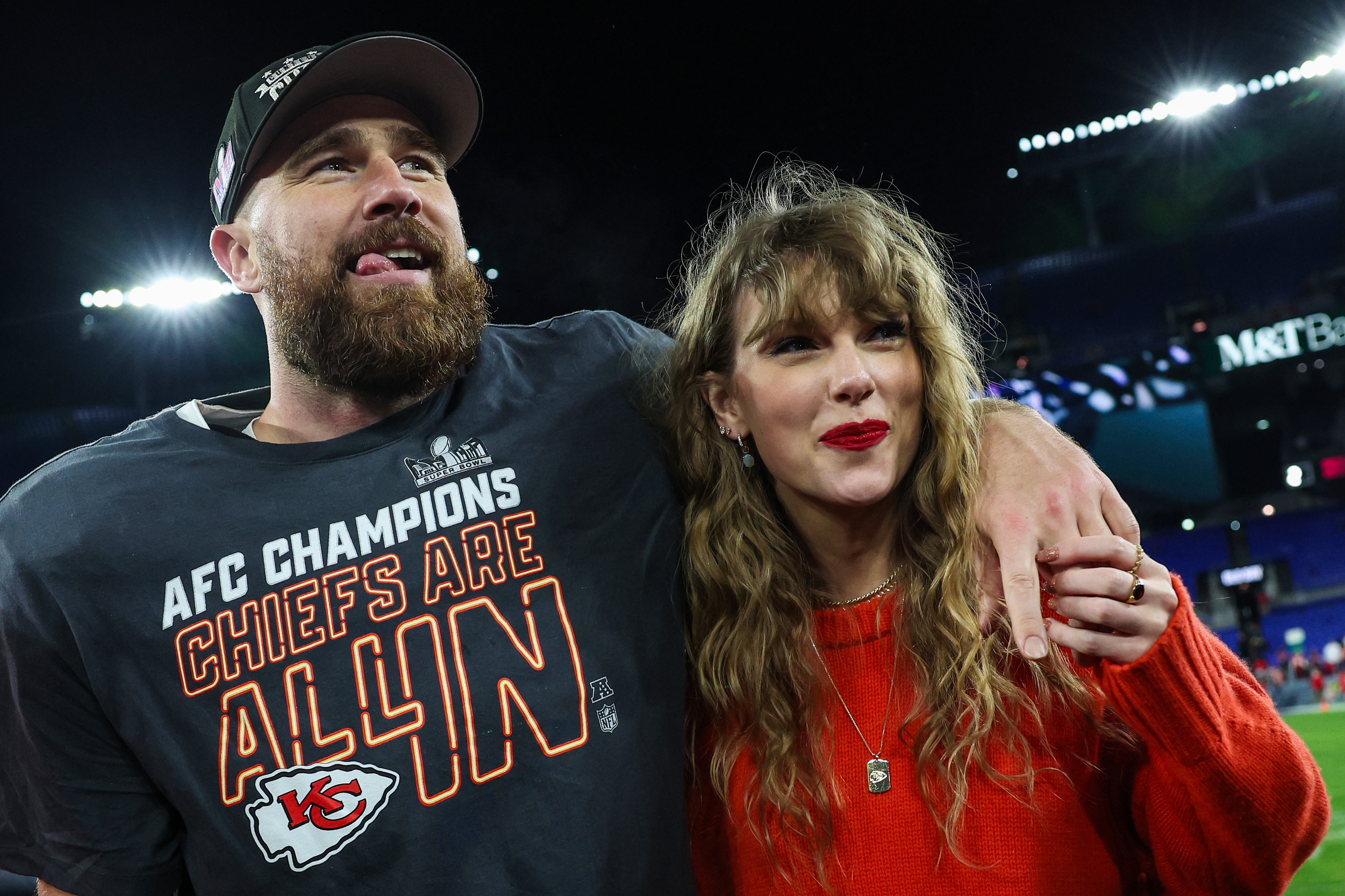 Iubitul cântăreței Taylor Swift a donat 100.000 de dolari pentru supravieţuitorii victimelor de la parada Kansas City Chiefs