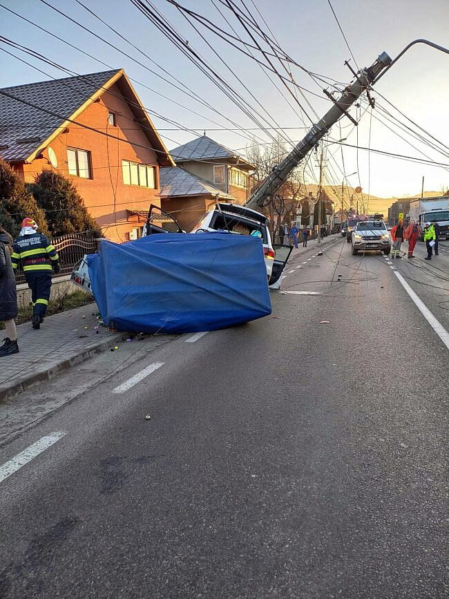 Cinci persoane au fost rănite după ce o maşină a intrat într-un stâlp, pe DN 17. Printre victime se numără și trei copii FOTO