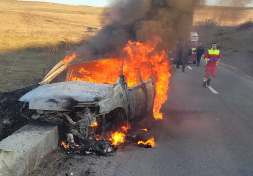 Accident grav în Alba. O mașină s-a izbit de un cap de pod, apoi a luat foc. O persoană a fost găsită carbonizată