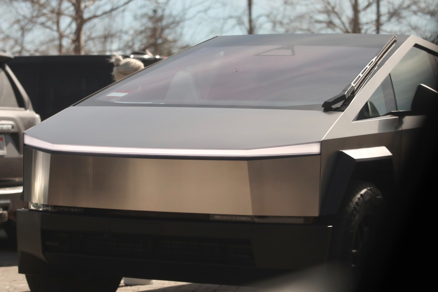 Lady Gaga epatează din nou. Cum a fost surprinsă de paparazzi în noul său bolid. GALERIE FOTO