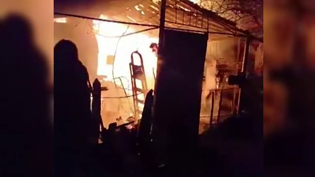 „Am auzit scântei și bubuind”. Incendiu de proporții în curtea unei cabane din Arad. De la ce au izbucnit flăcările