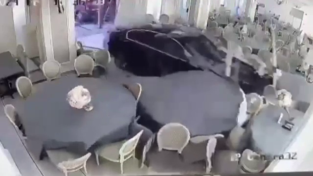 Accident hilar în Băile Herculane. Un turist a intrat cu mașina prin vitrina unui restaurant