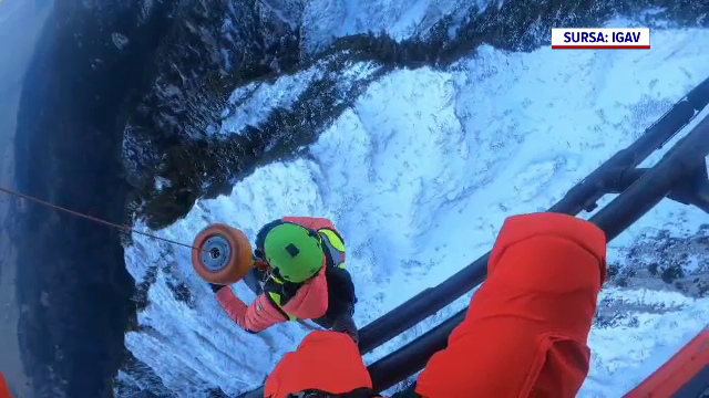 Misiune spectaculoasă de salvare în Piatra Craiului. Salvamontiştii au intervenit cu elicopterul să ajute un turist blocat
