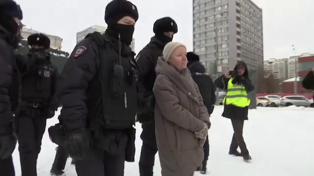 Rușii ce îndrăznesc să aprindă o lumânare pentru Navalnîi, reprimați brutal. ”Mai mult decât să mă omoare n-au ce să-mi facă”