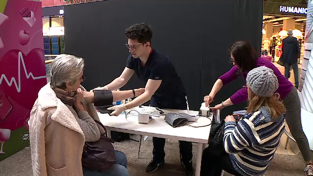 S-au dus la un mall din București să facă o consultație gratuită și au descoperit că sunt bolnavi. Ce au aflat sute de oameni