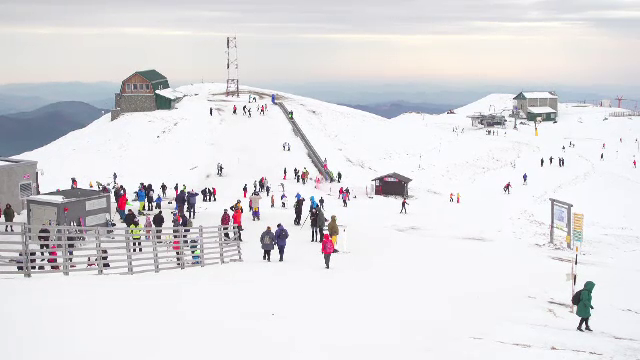 Românii au căutat ultimele pârtii cu zăpadă. ”Nu e foarte multă, dar suficientă pentru schi”