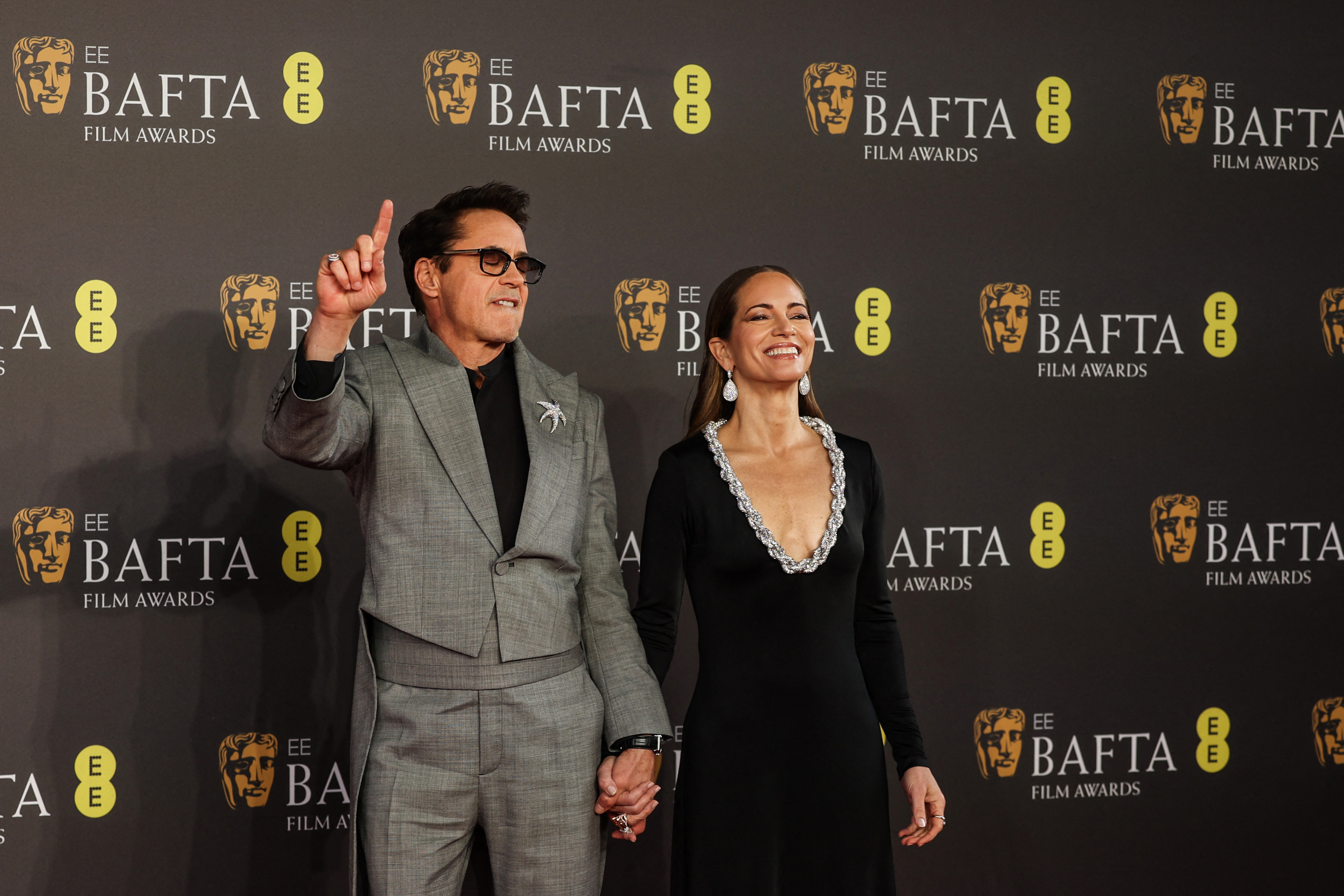 Cum s-au îmbrăcat vedetele la premiile BAFTA 2024. GALERIE FOTO
