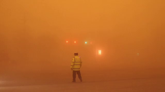 O furtună uriașă de nisip a lovit mai multe orașe din nordul Chinei. Vântul a atins și 160 de km/h
