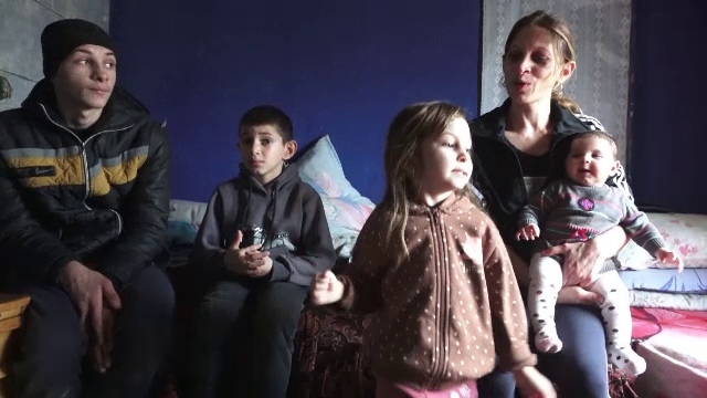 „Să am mâncare și pachet la grădiniță”. Cazul dureros al unei familii cu 4 copii din Iași. Locuiesc într-o casă dărăpănată