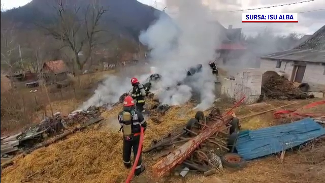 Incendiu puternic într-o localitate din Munții Apuseni, după ce un copil s-a jucat cu o brichetă pe lângă baloți de paie