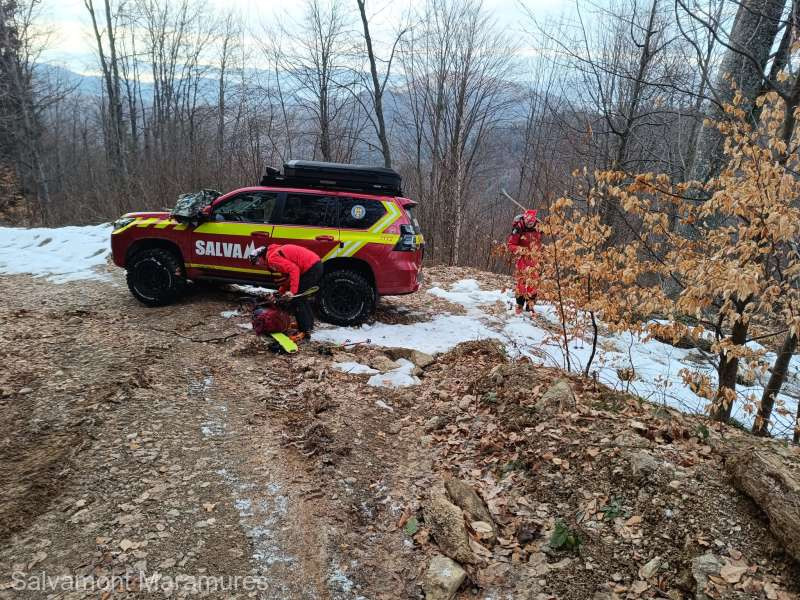 Doi ucraineni, tată şi fiu, au cerut să fie salvaţi după ce au rămas în Munţii Maramureşului fără mâncare și apă