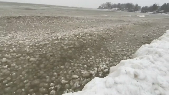 Bile uriașe de gheață pe un lac în apropiere de cascada Niagara. De ce apare acest fenomen