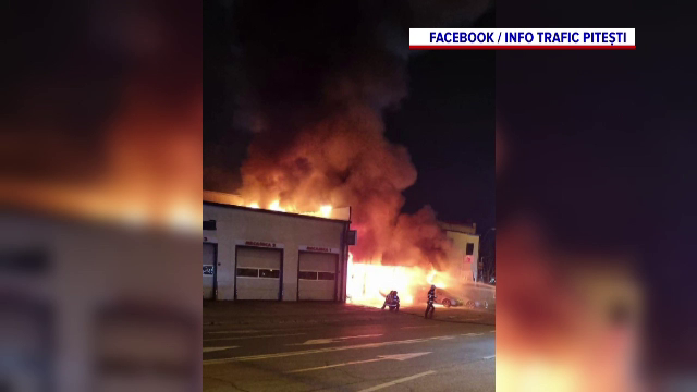 „Doamnă, să vină cineva că explodează!”. Un service auto și două mașini au fost cuprinse de flăcări, în Pitești