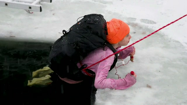 „Știu cum să ies din apă dacă o să cad”. Elevii unei școli din Suedia învață cum să supravieţuiască în condiții dificile