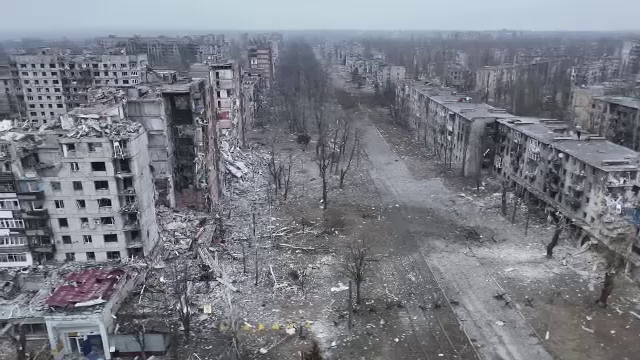 ”Ce să ne mai plângem atât, trebuie să-i alungăm pe ruși, așa că luptăm cum putem”. Cum sărbătoresc măcelul oamenii lui Putin