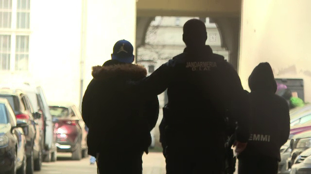 Doi tineri au violat o copilă cu retard mintal, la doi pași de mama ei. Au filmat totul și au trimis mai departe imaginile