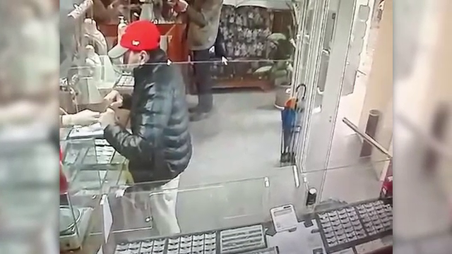 Momentul în care un individ jefuiește un magazin de bijuterii din Timișoara. Cum a reușit să scape | VIDEO