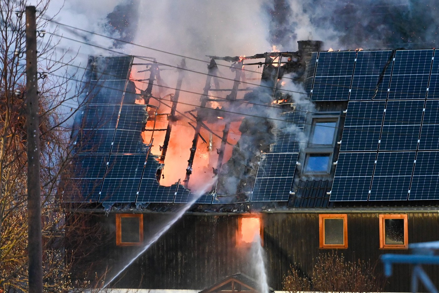 Tot mai multe incendii pornite de la panourile solare. Greșeala făcută de proprietarii care și-au pierdut locuințele