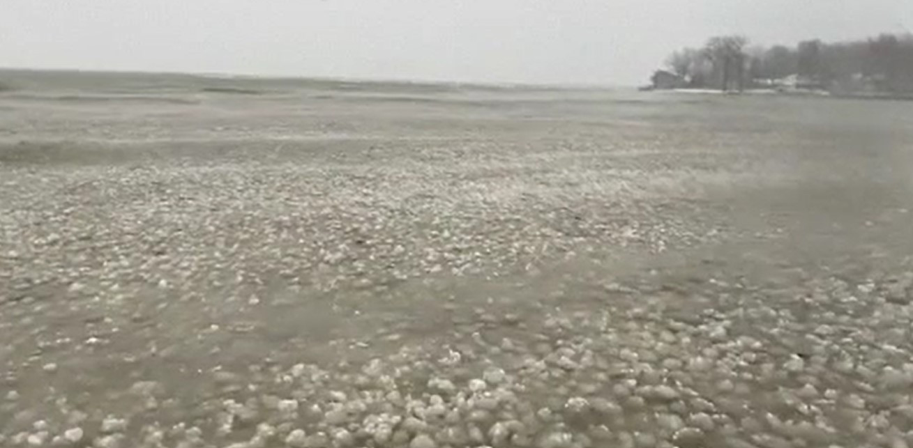 Fenomen bizar în Canada. Un lac întreg s-a umplut cu bile de gheață, care pot ajunge să cântărească zeci de kilograme