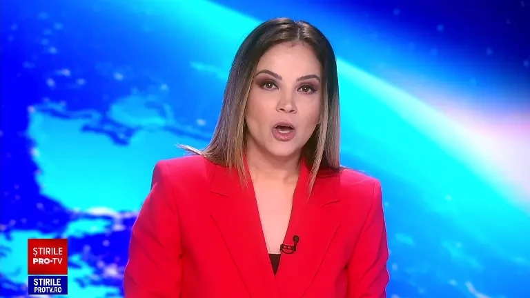 O angajată a unui restaurant dintr-un mare mall din țară, surprinsă în timp ce gusta din preparatele servite clienților